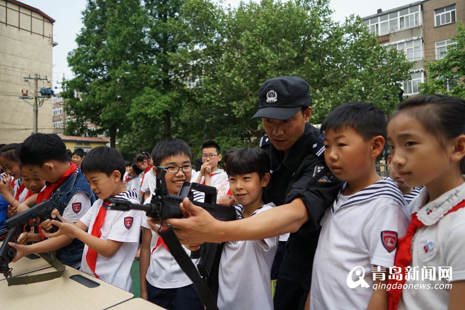 高清：青島特警走進(jìn)校園 反恐演練逼真似大片(圖8)