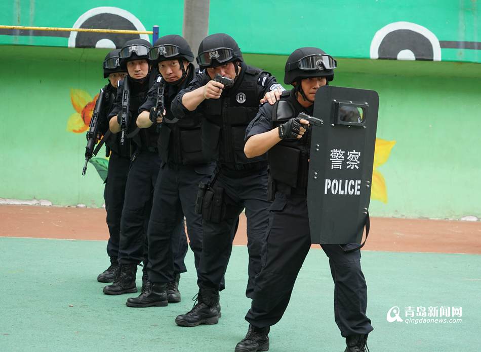 高清：青島特警走進(jìn)校園 反恐演練逼真似大片(圖3)