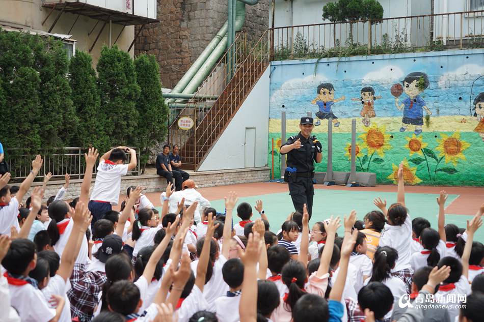 高清：青島特警走進(jìn)校園 反恐演練逼真似大片(圖4)