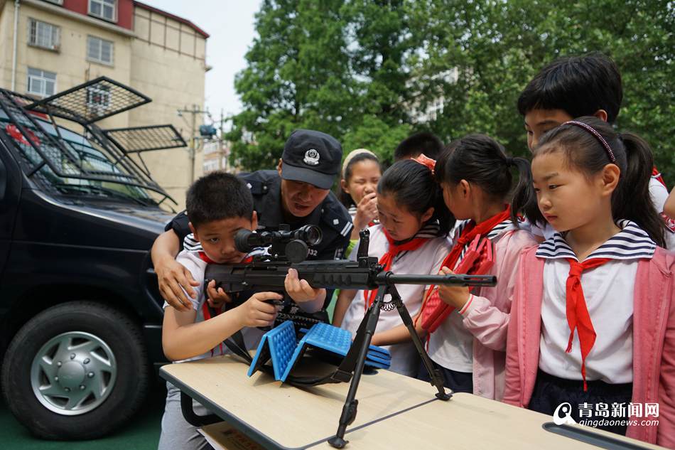 高清：青島特警走進(jìn)校園 反恐演練逼真似大片(圖2)