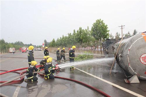 運(yùn)載30噸甲醇槽車側(cè)翻泄漏 平頂山消防冷卻稀釋6小時(圖3)