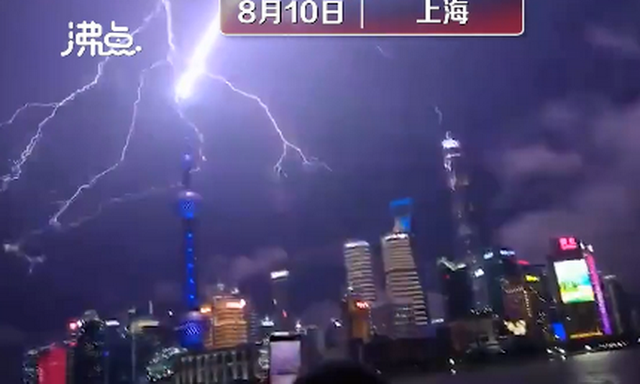 網(wǎng)友：誰在渡劫？上海東方明珠被閃電擊中？已裝備環(huán)形避雷針，并未“親吻”到 (圖3)